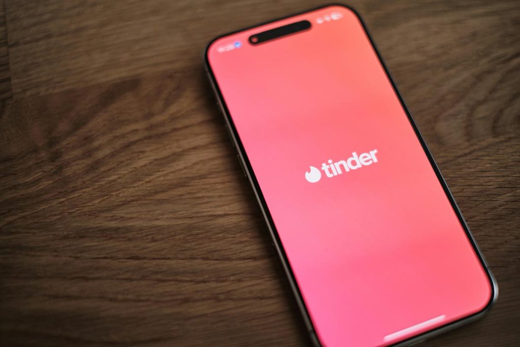 application-rencontre-tinder-1024x683 Couple créé sur une application de rencontre : ces relations durent-elles vraiment ?